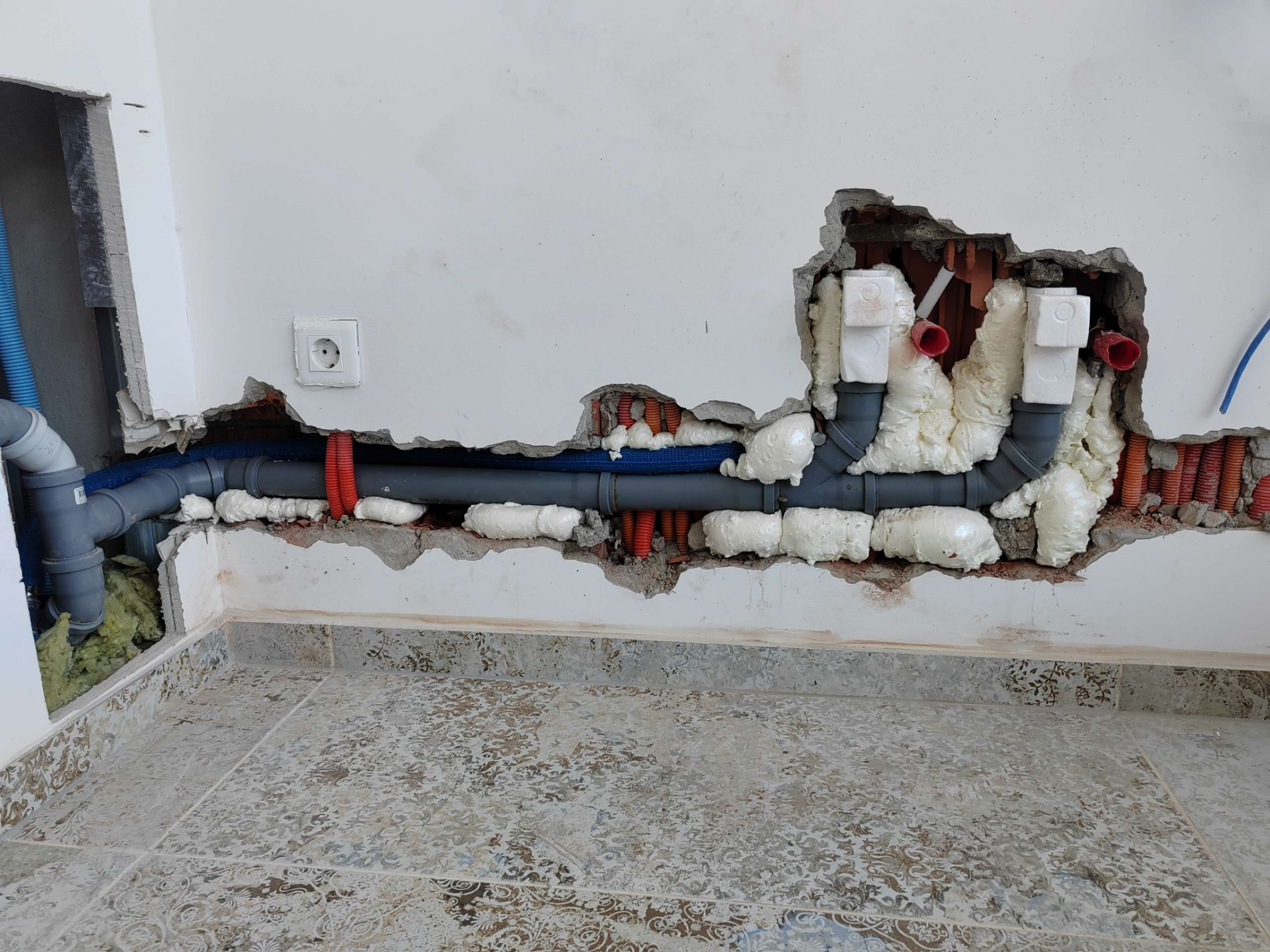 Vodovod i elektroinstalacije u zidnom kanalu